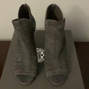 New Vince Camuto Suade gray sandals. Size 8.5M